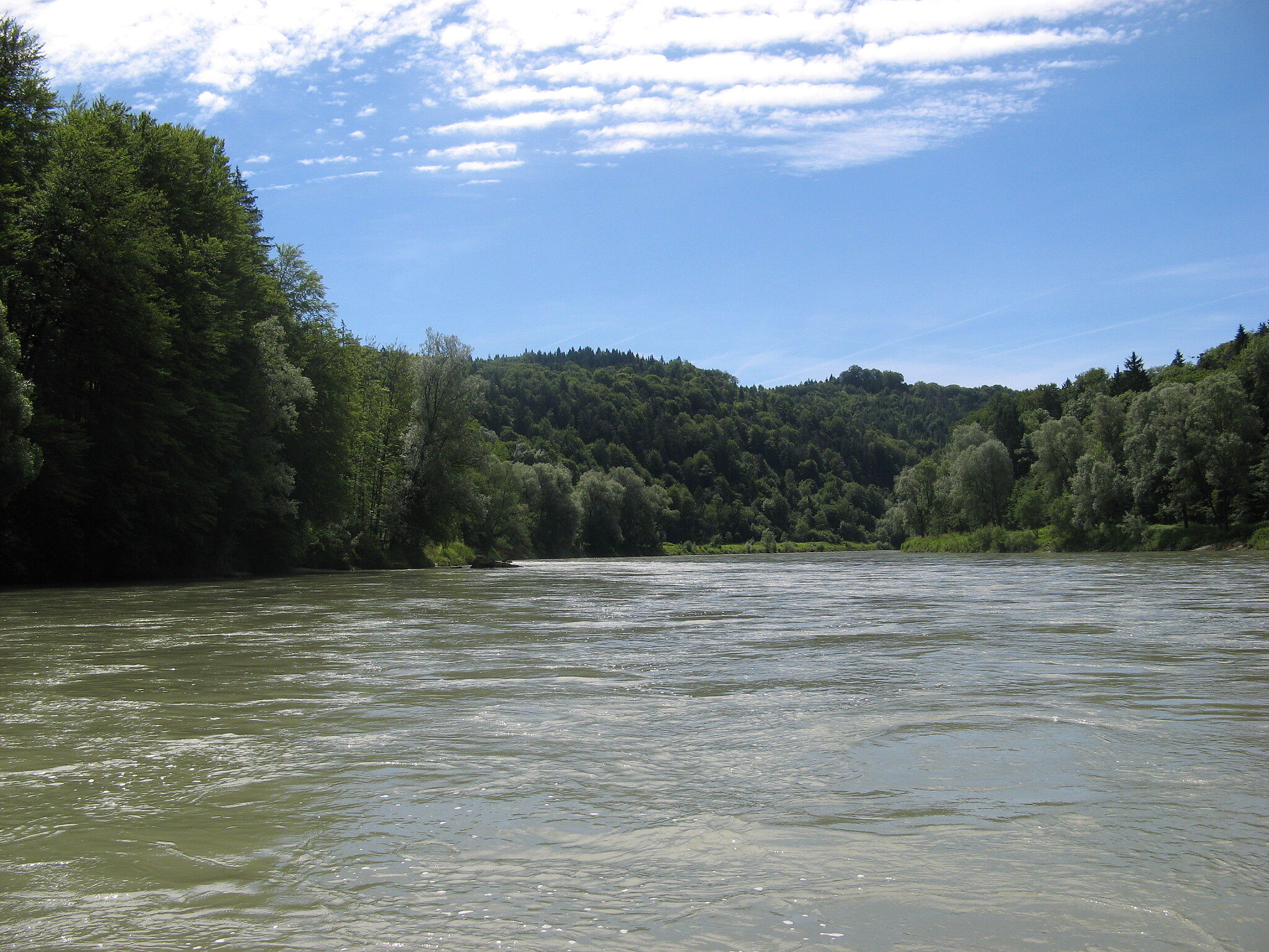 Foto: B. Rutkowski - Salzach zwischen Tittmoning und Burghausen Der Fluss Salzach mit Uferbewuchs zwischen Tittmoning und Burghausen