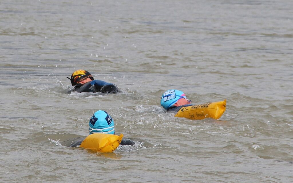 Eisschwimmer:innen in der Salzach - Foto: B. Rutkowski Eisschwimmer:innen in der Salzach - Foto: B. Rutkowski