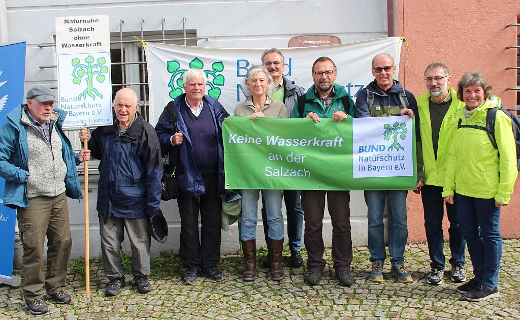 Vorstandsmitglieder der Kreisgruppen Traunstein, Berchtesgadener Land, und Rosenheim bei der Salzachkundgebung 2022 Vorstandsmitglieder der Kreisgruppen Traunstein, Berchtesgadener Land, und Rosenheim bei der Salzachkundgebung