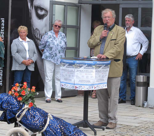 BUND Naturschutz - Vorsitzender Prof.Dr. Hubert Weiger war Gastredner bei der Kundgebung für eine freie Salzach (Foto: BN) Prof.Dr. Hubert Weiger war Gastredner bei der Kundgebung für eine freie Salzach (Foto: BN)