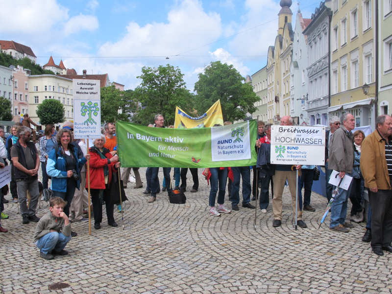 Mitglieder der BUND Naturschutz Kreisgruppe Traunstein bei der Kundgebung für eine freie Salzach in Burghausen (Foto: BN) Mitglieder der BUND Naturschutz Kreisgruppe Traunstein bei der Kundgebung für eine freie Salzach in Burghausen (Foto: BN)