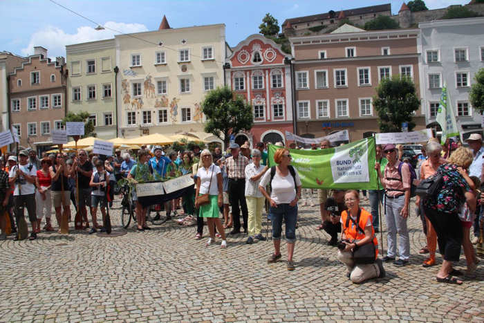 Bund Naturschutz bei der Kundgebung in Burghausen für eine frei fließende Salzach. Foto: BN Bund Naturschutz bei der Kundgebung in Burghausen für eine frei fließende Salzach. Foto: BN