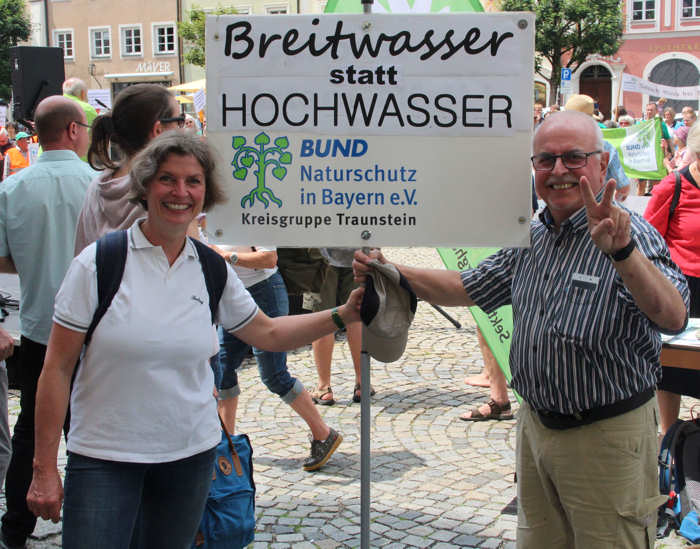 Beate Rutkowski und Sebastian Schönauer vom BN-Landesvorstand demonstrieren für eine frei fließende Salzach. Foto: BN Bund Naturschutz für Breitwasser statt Hochwasser. Foto: BN