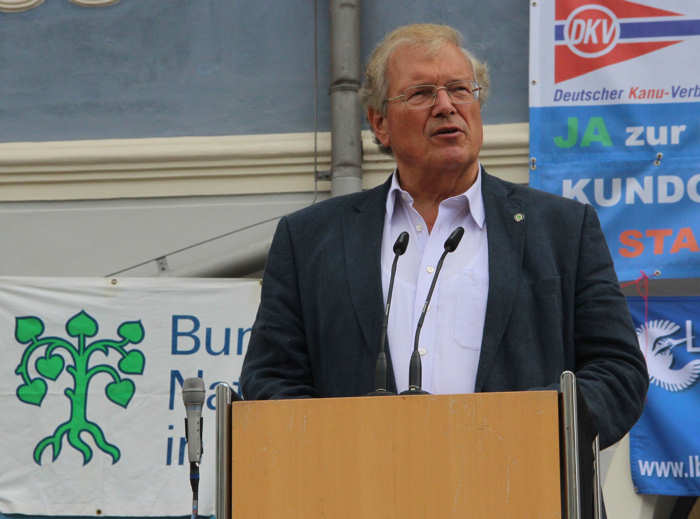 BUND-Vorsitzender Prof. Dr. Weiger spricht bei der Kundgebung für eine frei fließende Salzach in Burghausen. Foto: BN BUND-Vorsitzender Prof. Dr. Weiger spricht bei der Kundgebung für eine frei fließende Salzach in Burghausen. Foto: BN