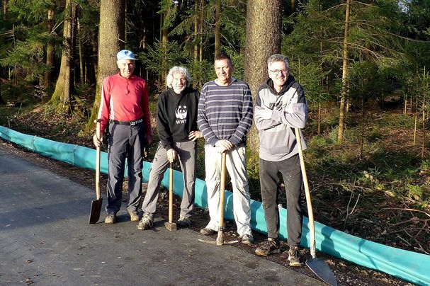 Foto: S. Bauer - Amphibienaktion in Gigling 2026 Helfer vor dem Amphibienzaun in Gigling bei Traunreut