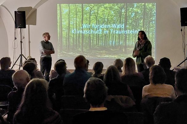 Foto: C. Lahr - Filmvorführung im O.R.T am 11.03.26 Gruppe von Menschen vor der Kinoleinwand
