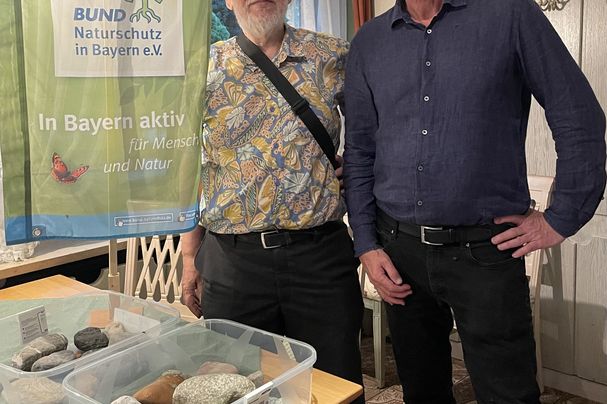 Foto: OG Achental - Vortrag Steine der Ache Dr. Hochleitner und Uli Penzkofer mit Steinen der Ache